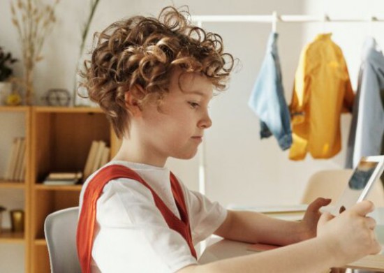 Thuisonderwijs met vijf jonge kinderen zonder laptop of tablet Thuisonderwijs met vijf jonge kinderen zonder laptop of tablet